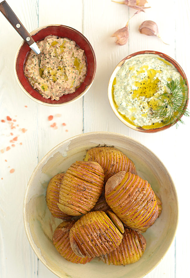 Pieczone ziemniaki harmonijkowe (zwane też Hasselback) z dwoma dipami