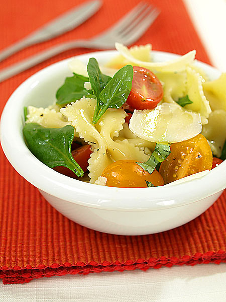 Makaronowa saatka z pomidorami i zielonymi listkami
