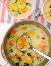 Dietetyczna, lekkostrawna zupa warzywna z cukinią