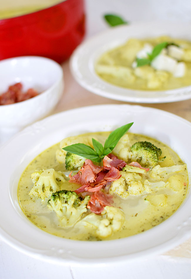 Zupa kalafiorowo-brokułowa z pesto łatwa i pyszna