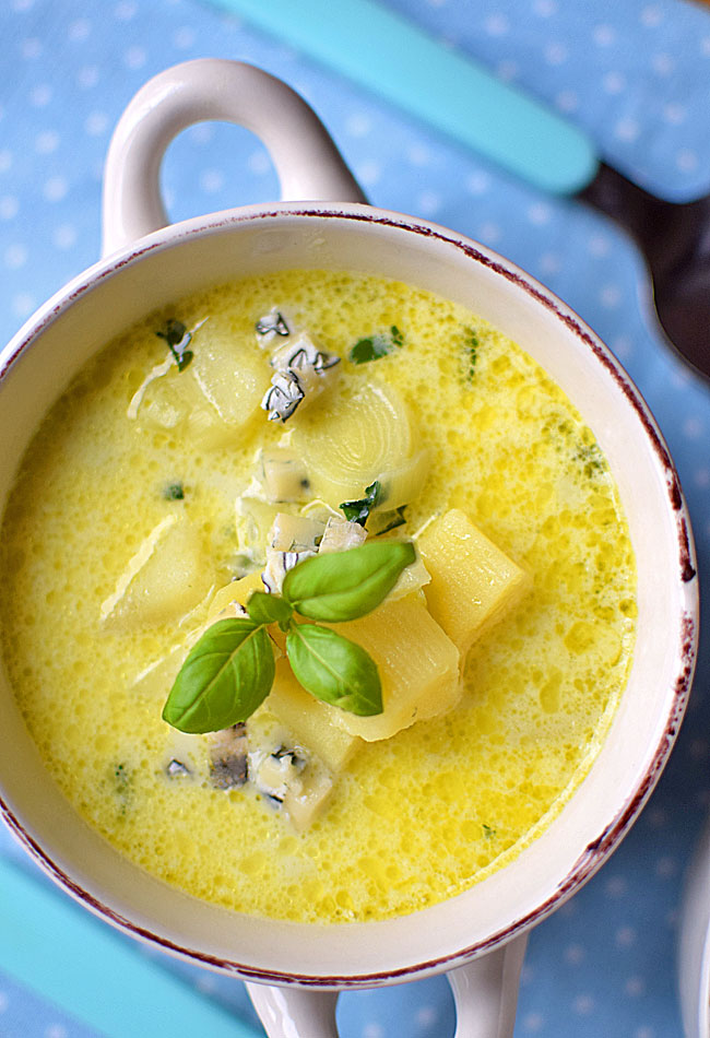 Zupa ziemniaczano-porowa z serem pleśniowym - smakuje świetnie i jest zdrowa