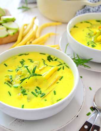Obłędnie żółta zupa na lato z fasolką i cukinią
