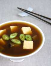 Zupa miso z tofu i bakłażanem