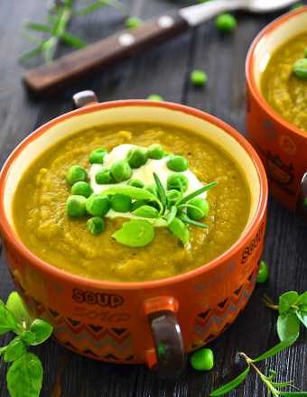 Kremowa zupa z zielonego groszku i młodych marchewek