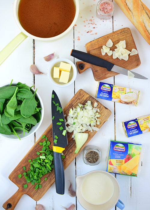 Błyskawiczna zupa z serów kremowych  z czosnkowymi grzankami  - etap 2