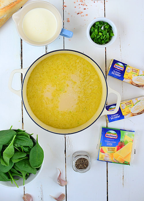 Błyskawiczna zupa z serów kremowych  z czosnkowymi grzankami  - etap 4