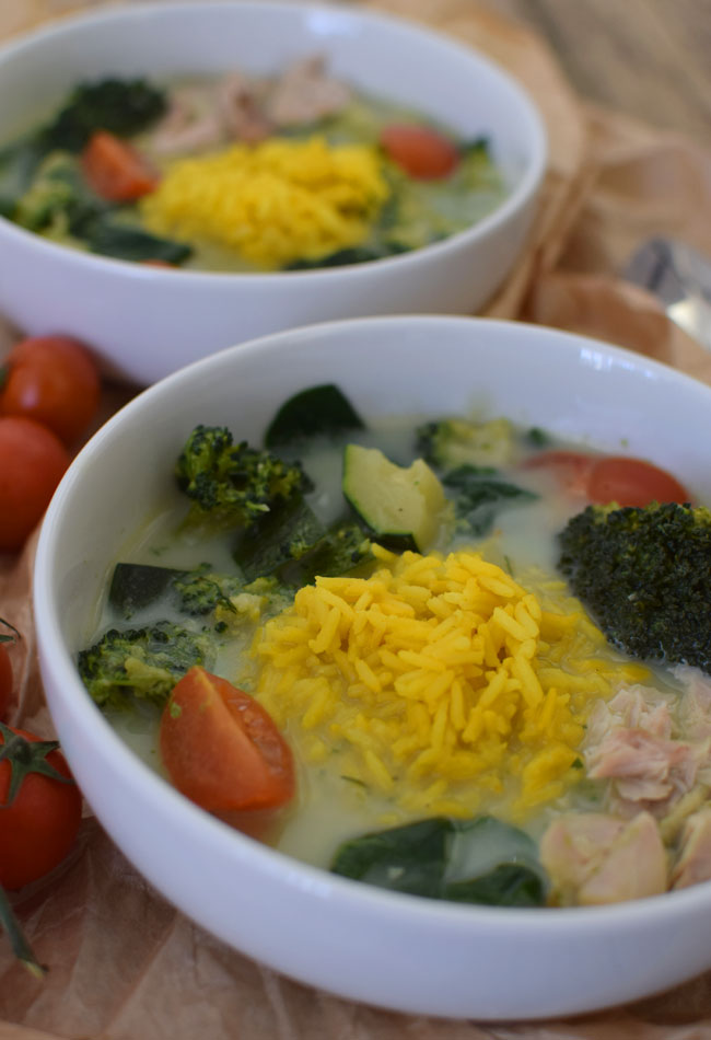 Zupa z zielonych warzyw z kurczakiem i żółtym ryżem
