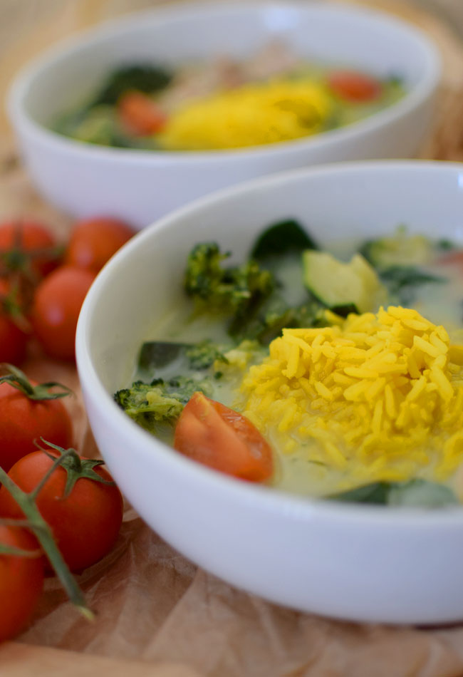 Zupa z zielonych warzyw z kurczakiem i żółtym ryżem
 - etap 1