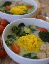 Zupa z zielonych warzyw z kurczakiem i żółtym ryżem