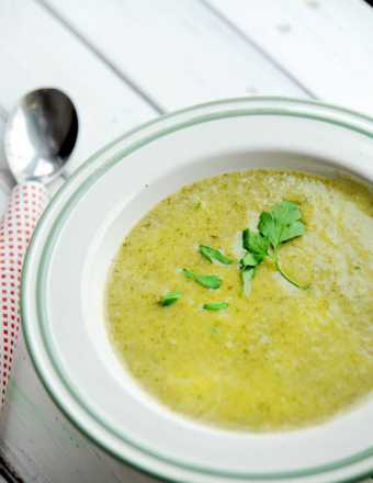 Zupa krem z brokułów ze parmezanową śmietaną