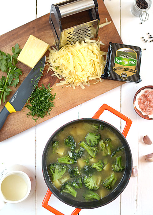 Błyskawiczna zupa brokułowa z cheddarem - etap 5