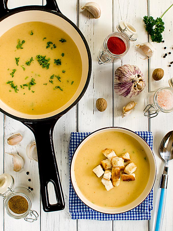 Czosnkowo-ziemniaczana zupa z dodatkiem aromatycznych przypraw
