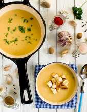 Czosnkowo-ziemniaczana zupa z dodatkiem aromatycznych przypraw
