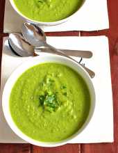 Lekko korzenna zupa groszkowo-brokułowa