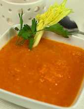 Lekka zupa z pieczonych pomidorów z selerem naciowym