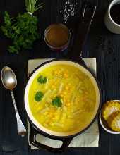 Bardzo żółta zupa z fasolki szparagowej (żółtej) i kukurydzy (też żółtej)